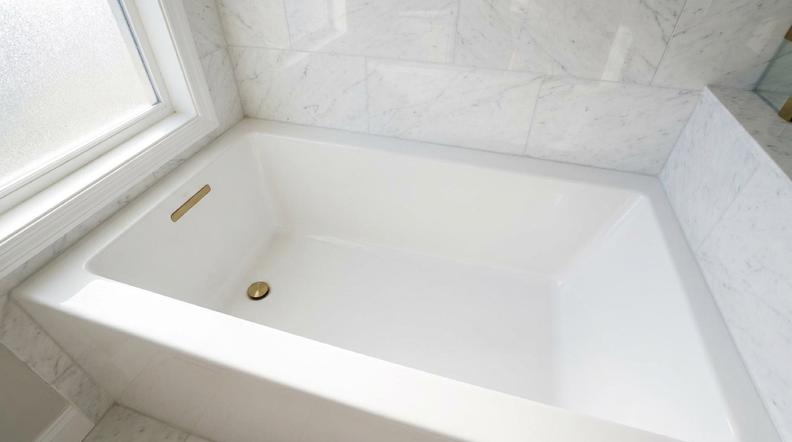 Bathtub and surround detail in the Fortune showroom